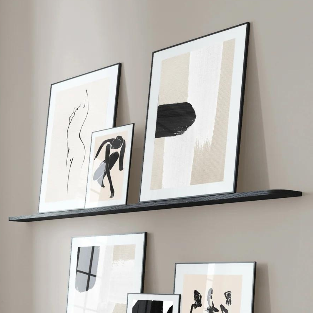 Framed sketch of a feminine body, on a chair